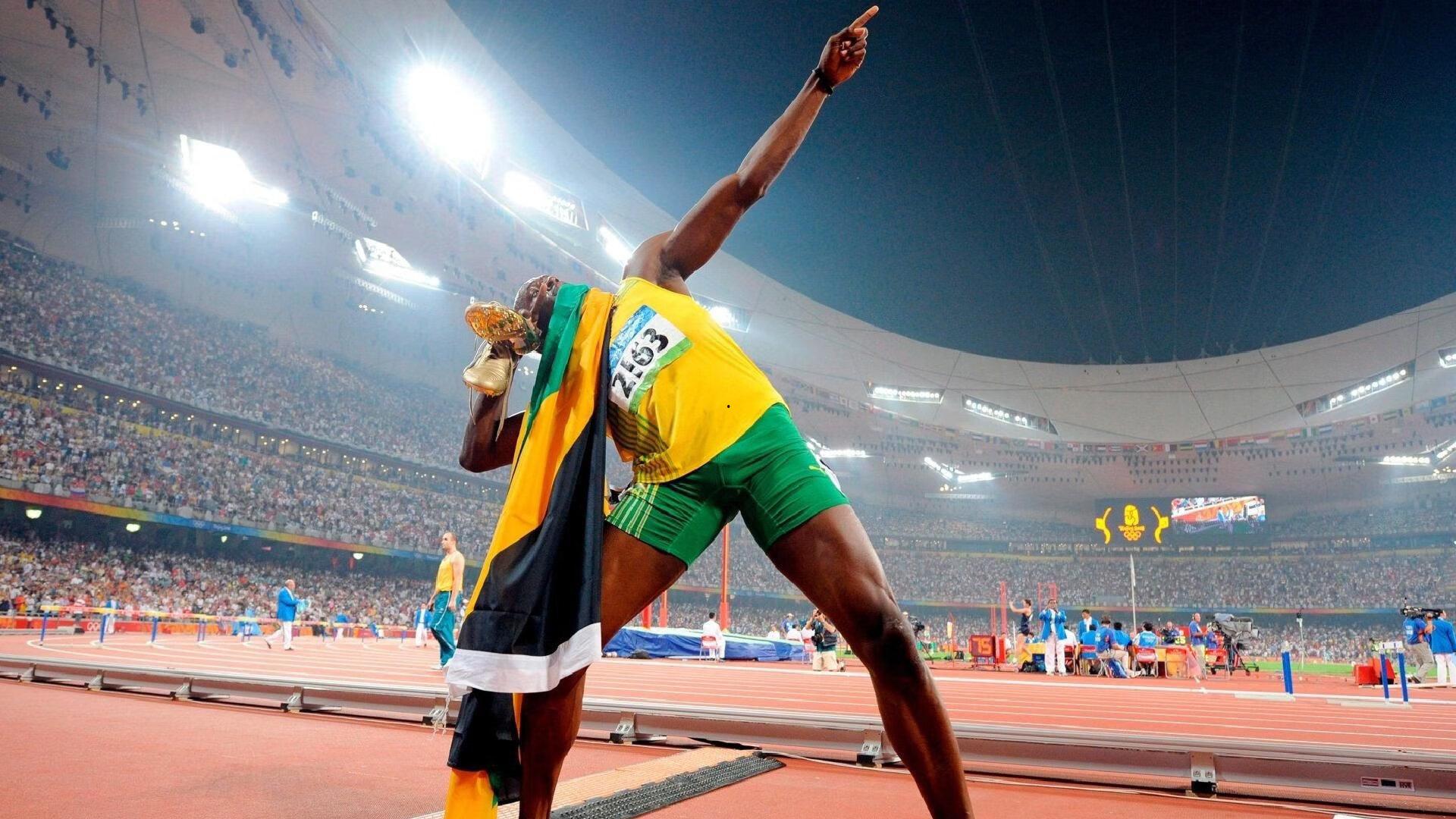 昔日战友今成对手！本泽马凝视C罗瞬间引爆足坛热议